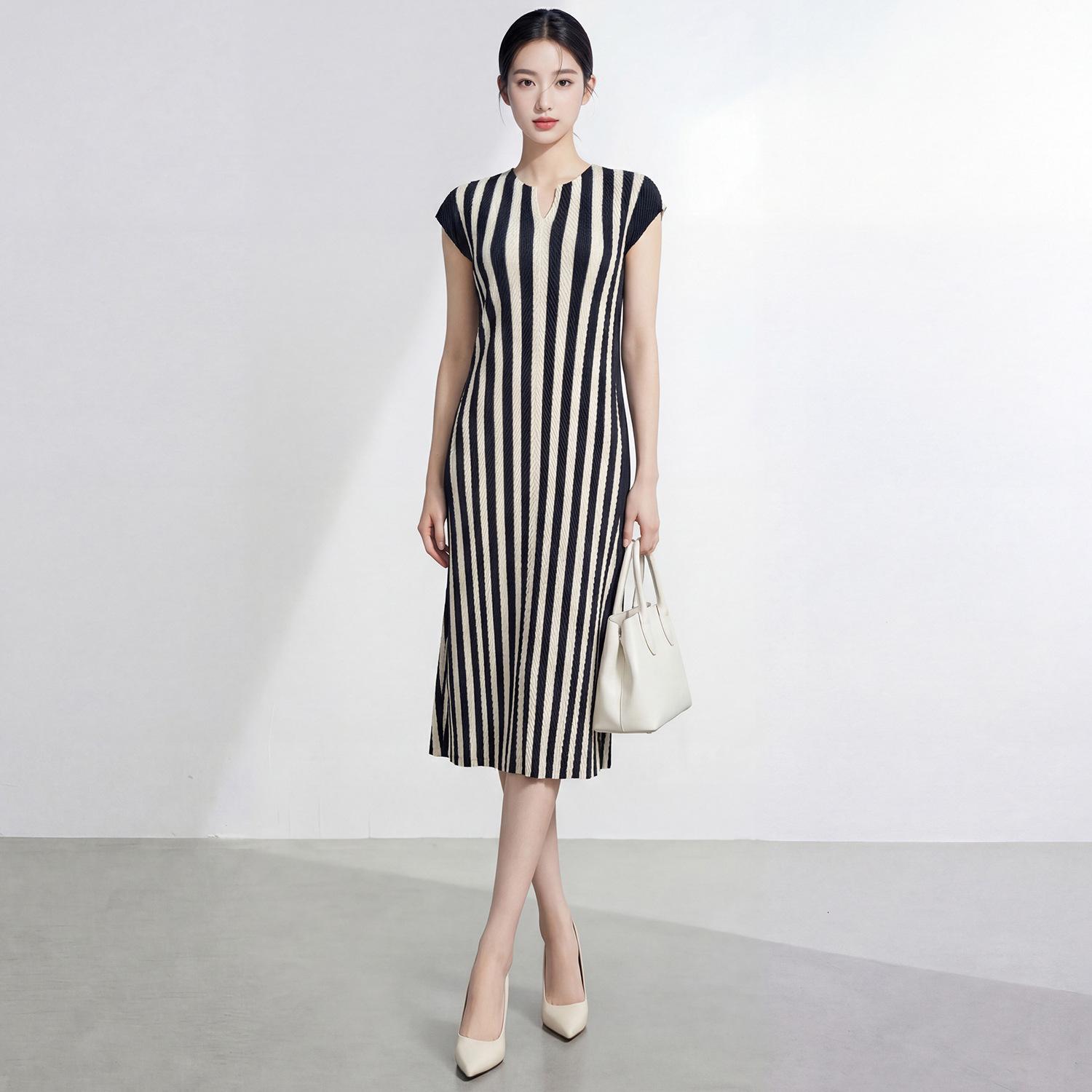 

Miyake-Inspired Women s Summer Dress: High-End, Loose, Slimming, Striped, Versatile, Textured, Mature, Midi-Length. One Size чорний