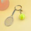1 st Tennis Nyckelring - Realistiskt Tennisracket med Banmönster, Öppningsbar Ringögla - Mini Sportgåva för Spelare, Tränare, Fans - Födelsedag