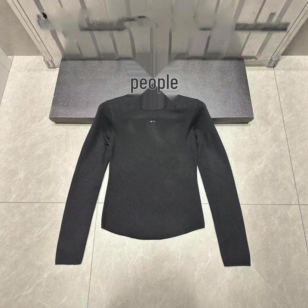 Xiangjia Autumn/Winter 2025 Rhinestone Letter Pullover Knit Top