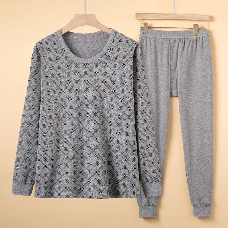 Комплект термобелья (длинные кальсоны и верх) надевается как базовый слой, а хлопковый свитер — как внутренний слой, что обеспечивает воздухопроницаемость и тепло. L