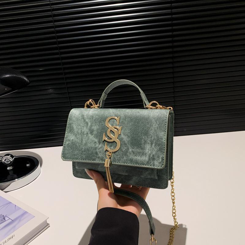 

Мода этого года. Модная текстура подмышек. Модный и красивый нишевый дизайн. Новая модная сумка на одно плечо с косым плетением. Маленькая квадратная сумка.