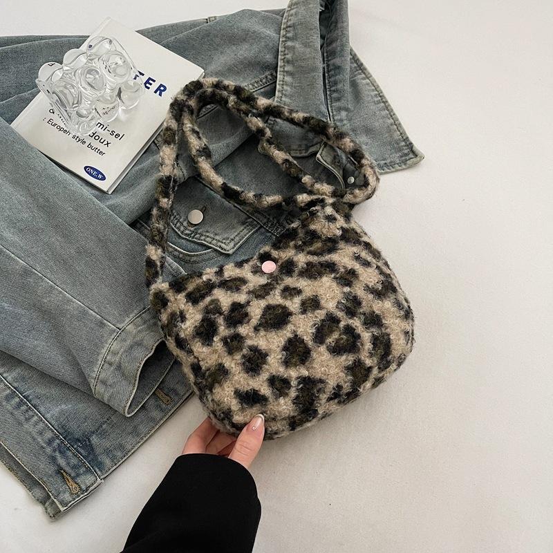 

Winter new retro plush women s shoulder bag trendy versatile shopping messenger bag simple large capacity tote bag 20*6*17