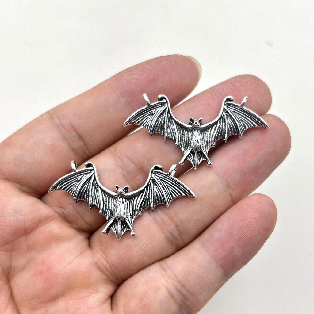 Unisex Gothic Bat Wings Pendant Chain – Minimalist Punk Sweater Accessory