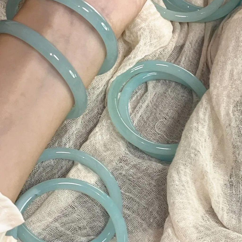 Elegant Chinese Style Jingle Bracelet: Ice-Transparent, Non-Fading Round Bangle Collection