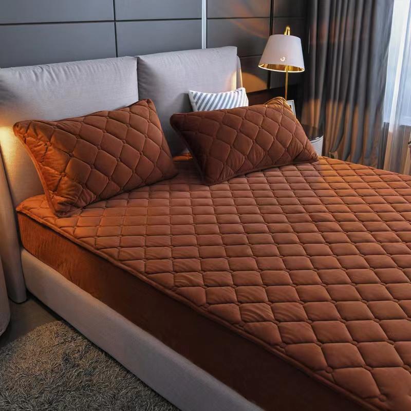 Teplé Zesílené Korálové Rouno Prošívané Prostěradlo s Gumou Zimní Plyšové King Double Size Přizpůsobený Potah Matrace Bez Povlaku na Polštář