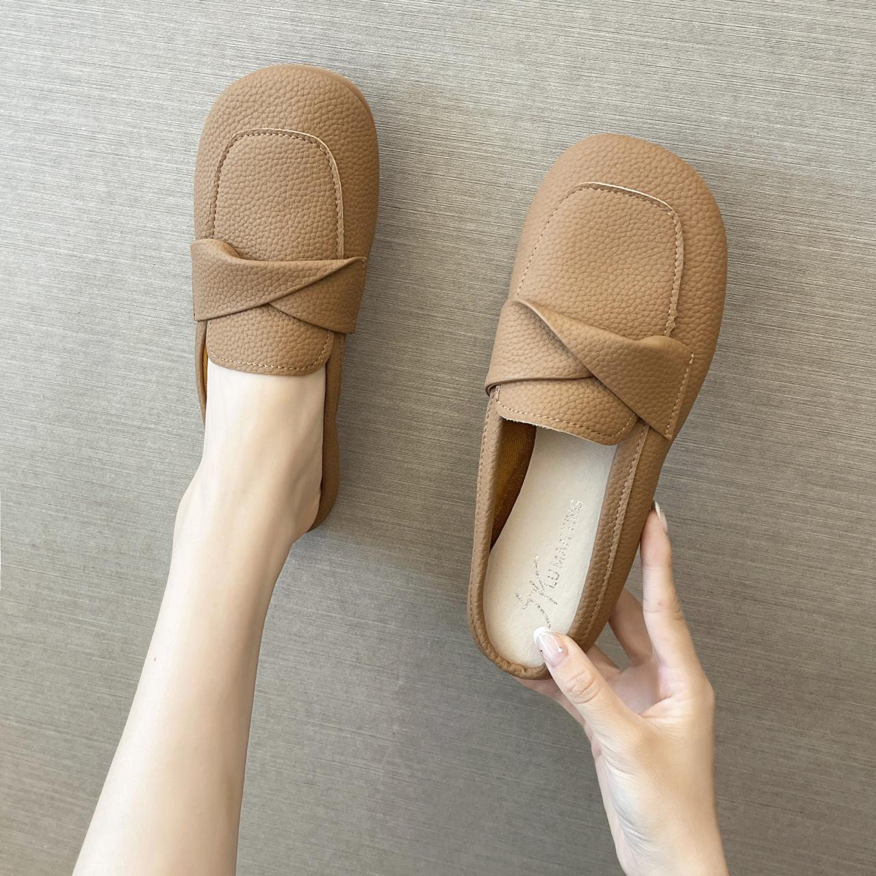 

Тапочки женские новые полутапочки Baotou Loafu на лето 2025 года женские мягкие подошвы без каблуков бабушкины туфли классные тапочки женские 40 коричневый