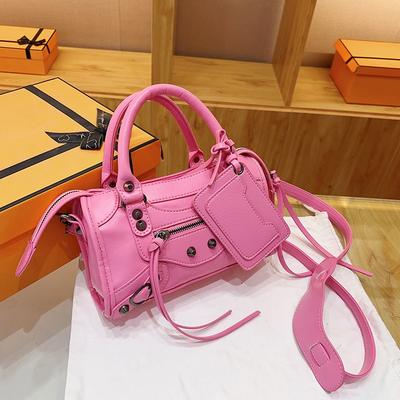 Nuova borsa a tracolla alla moda e cool, borsa da motociclista da donna con borchie e nappe, borsa portatile a tracolla singola o diagonale