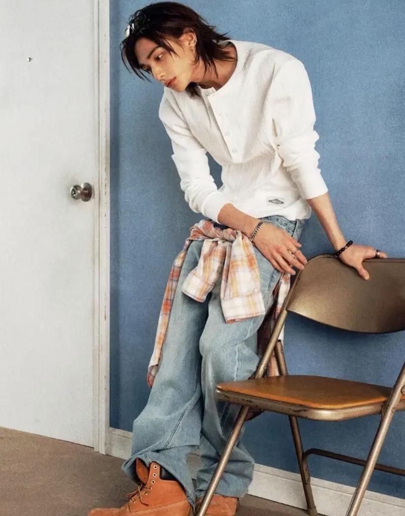 Guess Hyunjin's denim jeans and tapioca bag