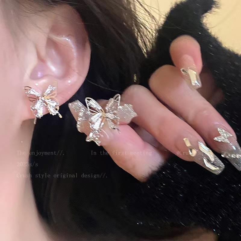 Sweet and cool girl~ Light luxury high-end butterfly earrings New year's trendy cold wind sweet stud earrings and ear jewelry