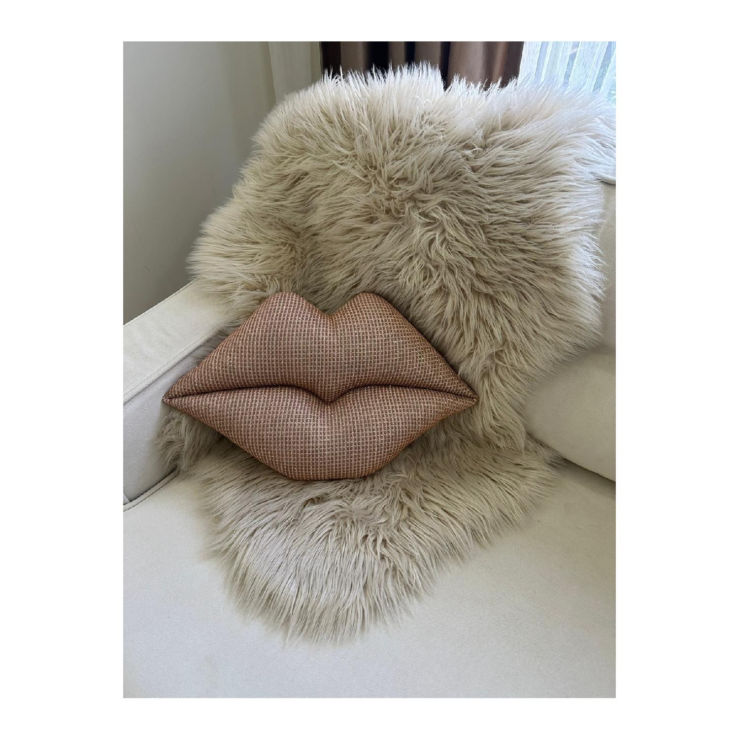 

Молочно-коричневая блестящая подушка для губ