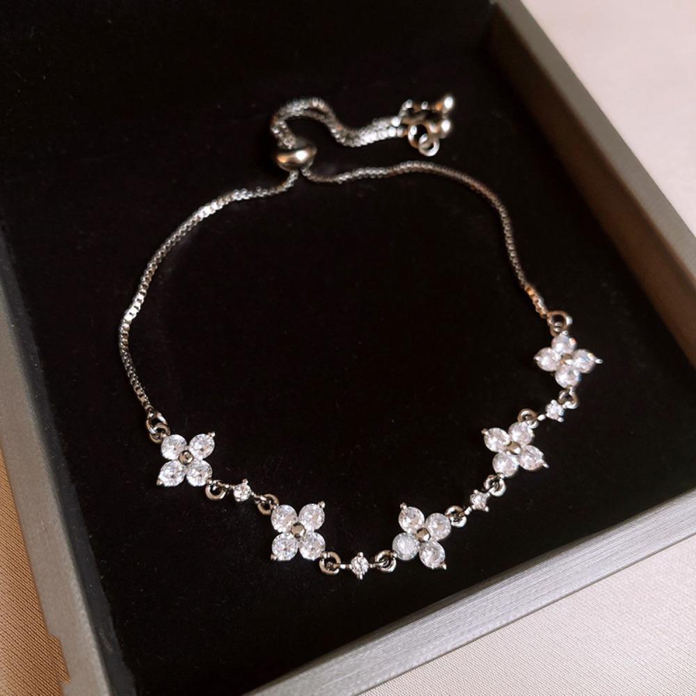 High-end Lucky Four-leaf Clover Bracelet Light Luxury High-end Temperament Hand Jewelry Fashion Design Jewelry
