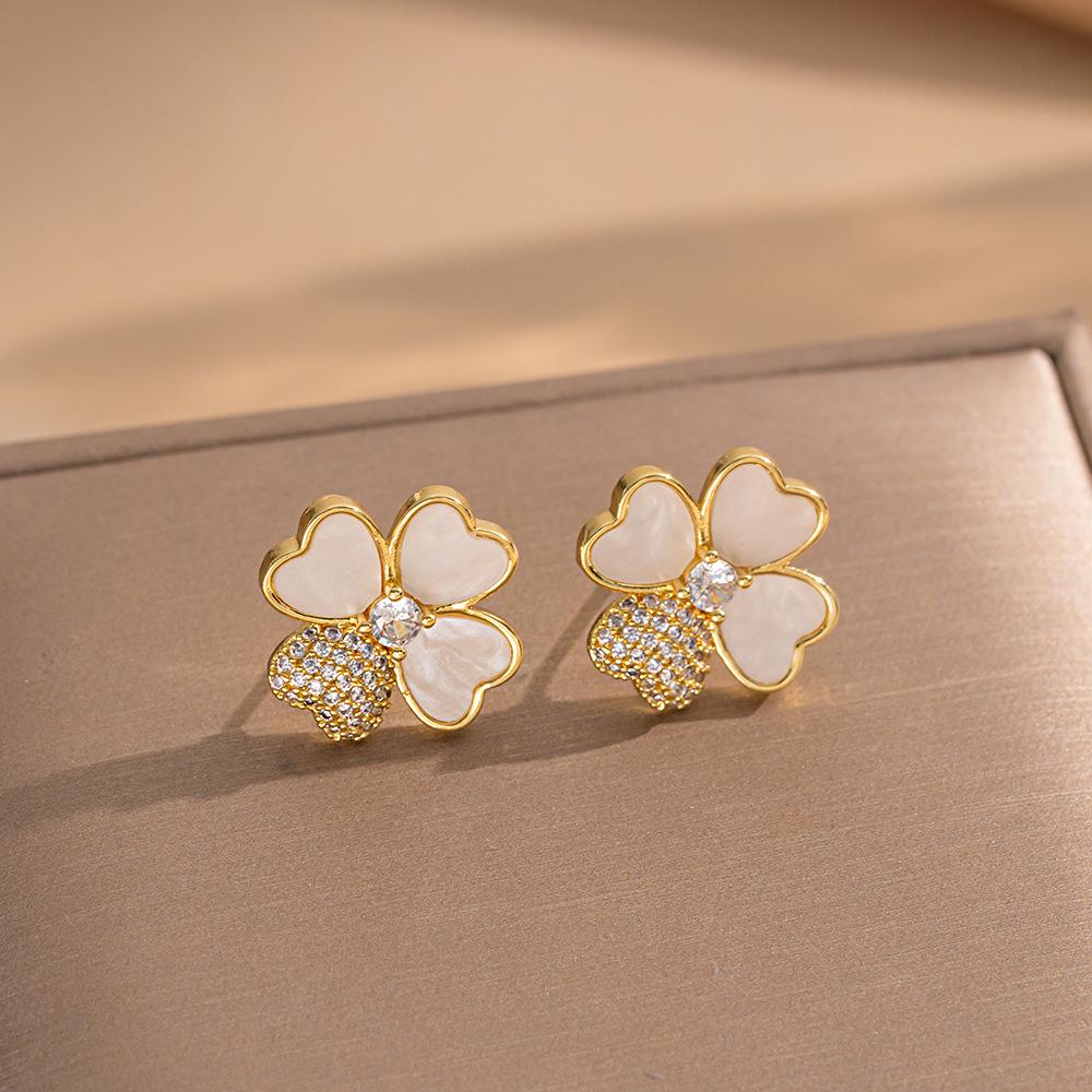 Eleganckie kolczyki sztyfty z cyrkoniami w kształcie koniczynki i misia - Nowy szykowny design