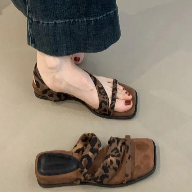 

2025 new thick-soled square head with two sandals, women s open-toed simple beach vacation wind non-slip cool slippers 40 цветной печати леопарда