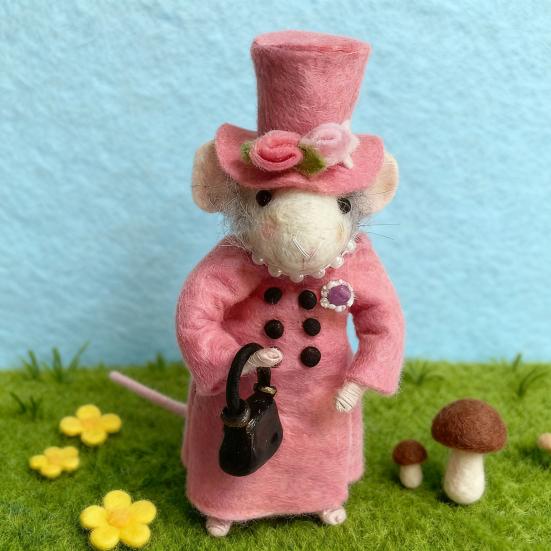 Christmas Felt Mouse Cute Felt Mouse Lady Figurine Needle Felted Mouse Ornament for Festive Holiday Tabletop Mantel Desk Decoration