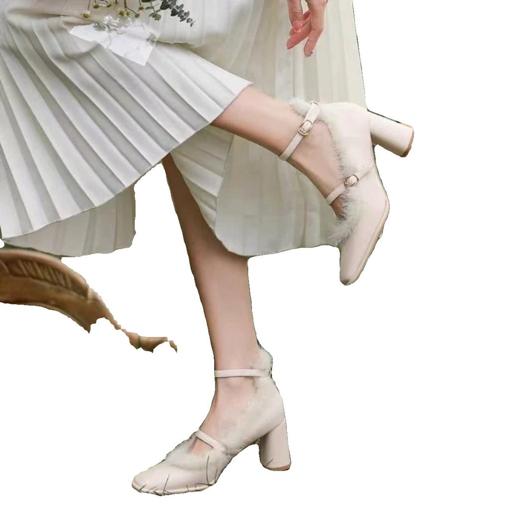 Fleece High Heels Damen Ein-Wort-Schnalle Gürtel eckige Spitze dicker Absatz Einzelne Schuhe 2025 neu Märchenwind flauschige Schuhe Mary Jane Schuhe