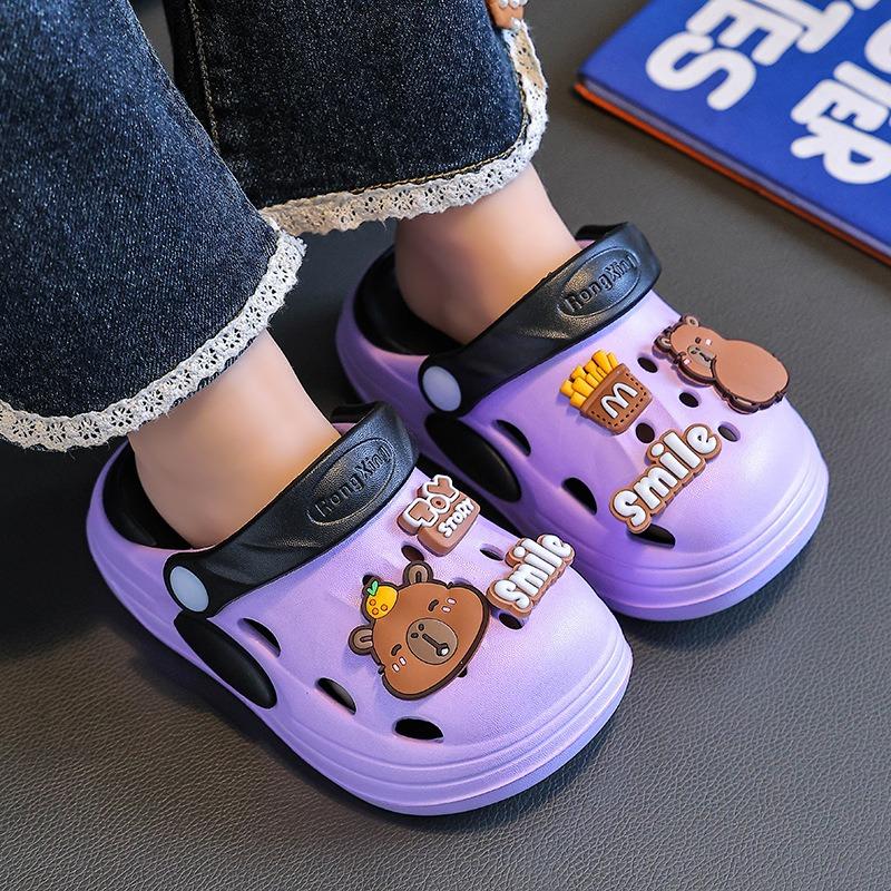 Capybara-Themed Kids' Clogs (Hole-Punch Sandals) - New Unisex Children's Slippers with Ultra-Soft "Step-In-Feel" for Indoor Anti-Slip Home Wear
