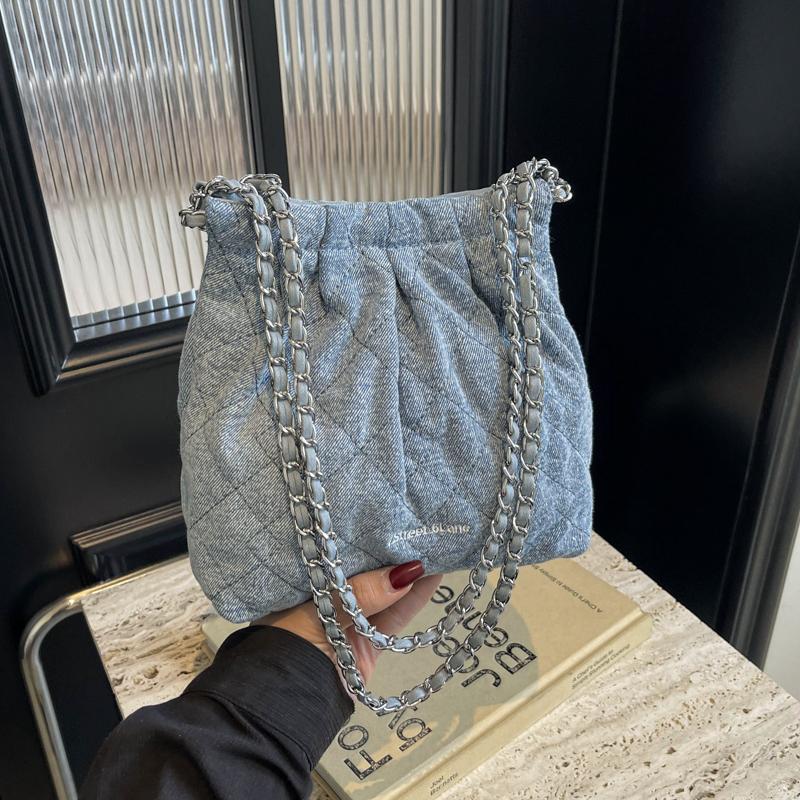 A solid color cloth bag shoulder bag, can be carried across the body, fashion popular style, to meet the daily commute for women