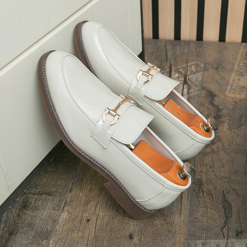 New Pointed Toe Beige Black Flats Metal Button Leather Shoes For Men Male Wedding Dress Prom Homecoming Shoes Zapatos Hombre