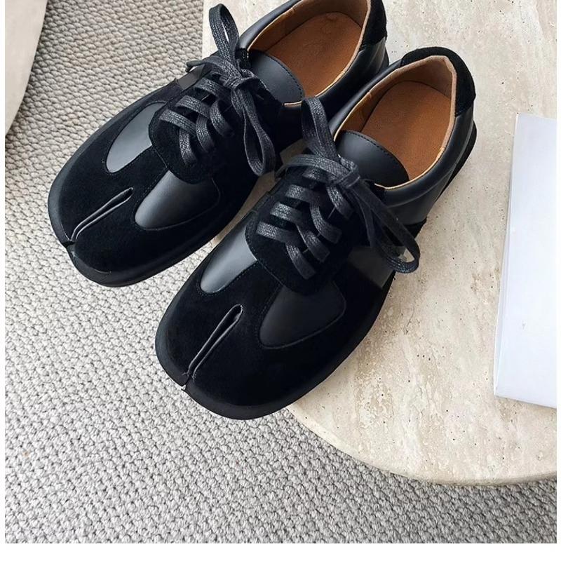 Fashion Tabi Shoes for Men Women Genuine Leather Casual Sports Shoes Lace Up Unisex Suede Low Top Shoes Niche Design Split Toe Senakers