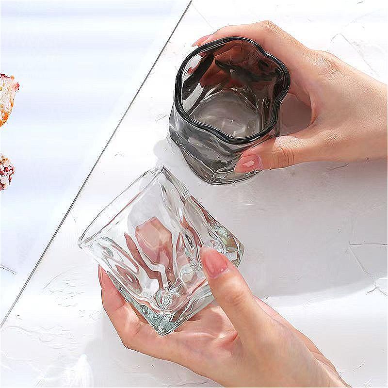 280ml/9.6oz Luxusní sklenice na whisky Vysoce kvalitní sklenice na koktejly Vícebarevné sklenice na víno Párty Bar Kreativní nepravidelná zkroucená sklenice
