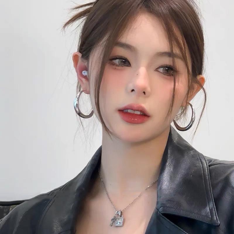 Fashion Blogger ~ Plain Hoop Earrings, Hot Style, Light Luxury, Niche Design, High-end Earrings, Hoop Earrings