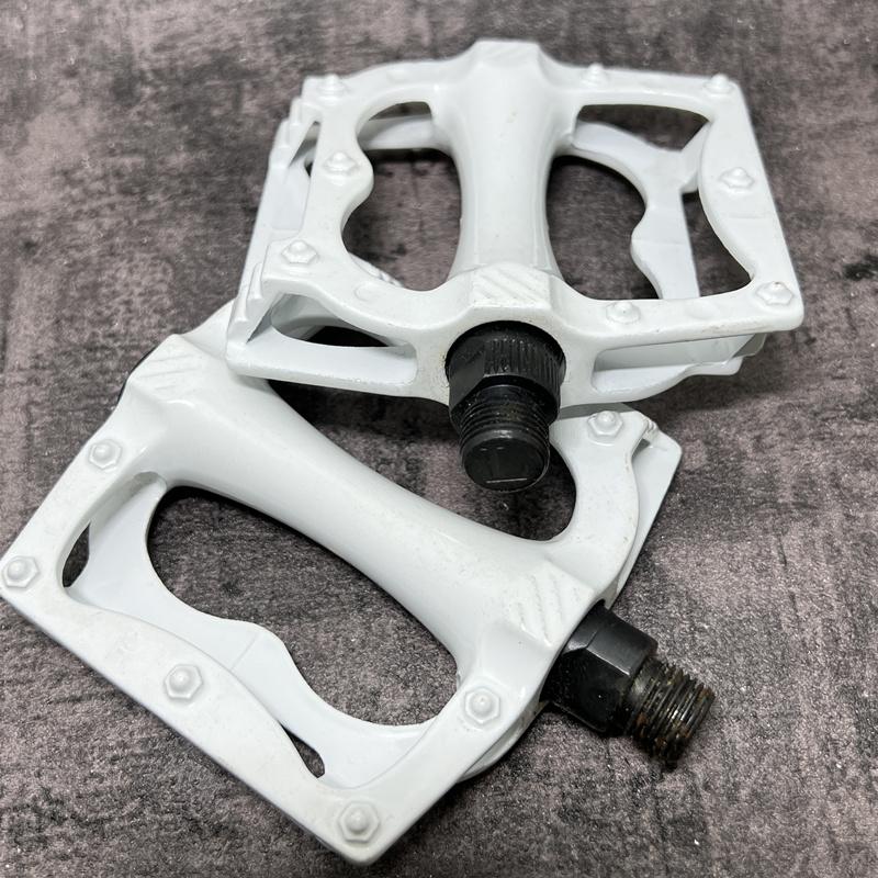 Q093 Bicycle Pedals BMX Ultra-light Pedals Foot Pegs Outdoor Cycling Sports MTB Road Bike Bicycle Pedals
