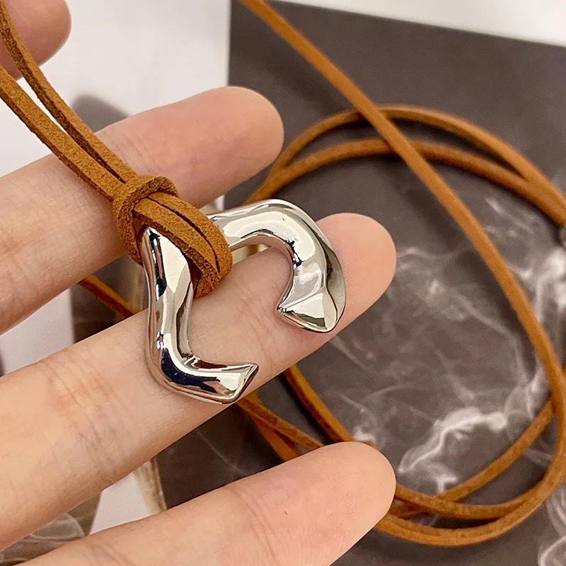 

U-Shaped Horseshoe Metal Pendant Necklace Female Niche Design Coffee Colored Leather Rope Long Sweater Chain срібний