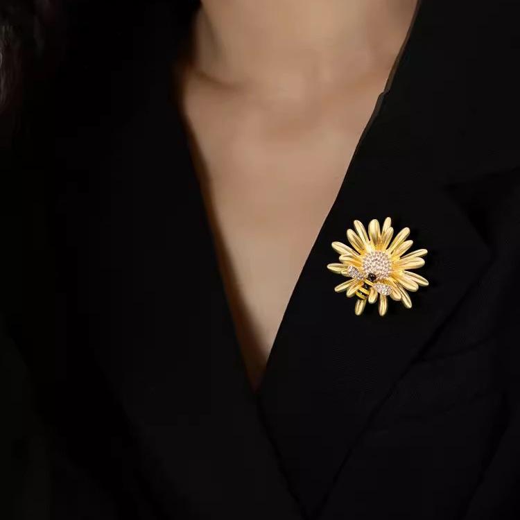 Smell Chrysanthemum Brooch High-End Female Cute Little Bee Daisy Corsage Fashion Animal And Plant Anti-Light Pin Suit Accessories
