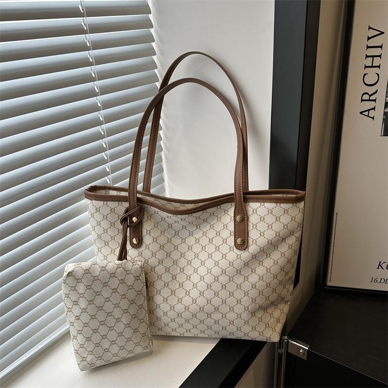 Large-capacity bag women's commuter personalized tote bag new beautiful niche trend shoulder bag textured women's bag