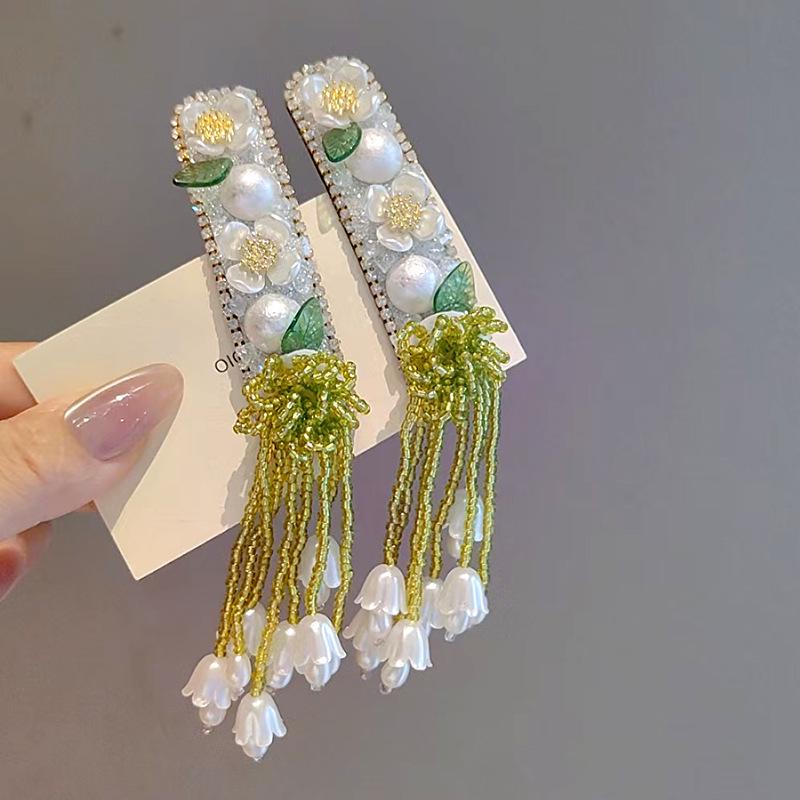 

Заколка для волос «Ландыш» с кисточкой из бусин, кружевом и стразами