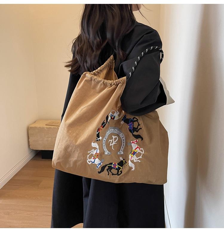 

Ручная сумка для переноски подарков с вышивкой, сверхпрочная водонепроницаемая и устойчивая к царапинам сумка на плечо большой вместимости с вышивкой