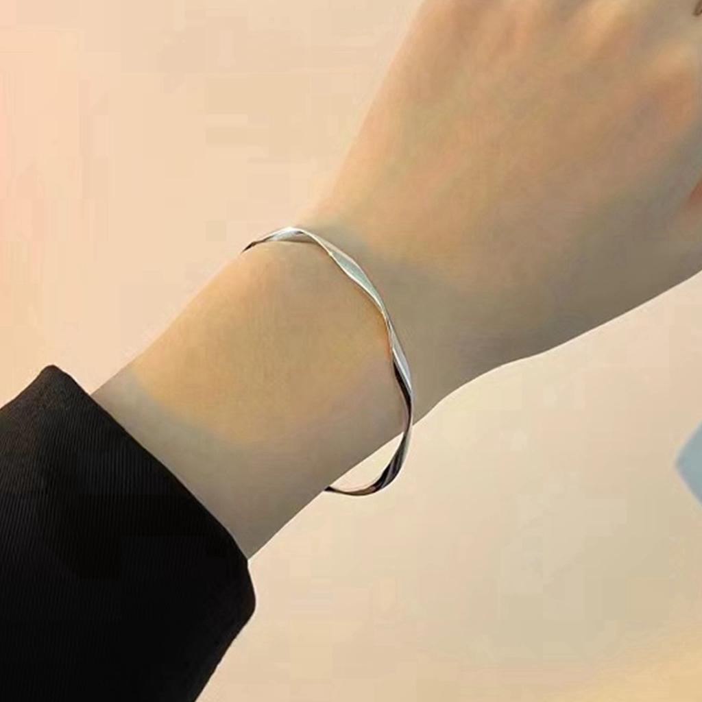 A Women's Bracelet with a Twisted Opening, Adjustable, Simple and Versatile, Suitable for Everyday Wear