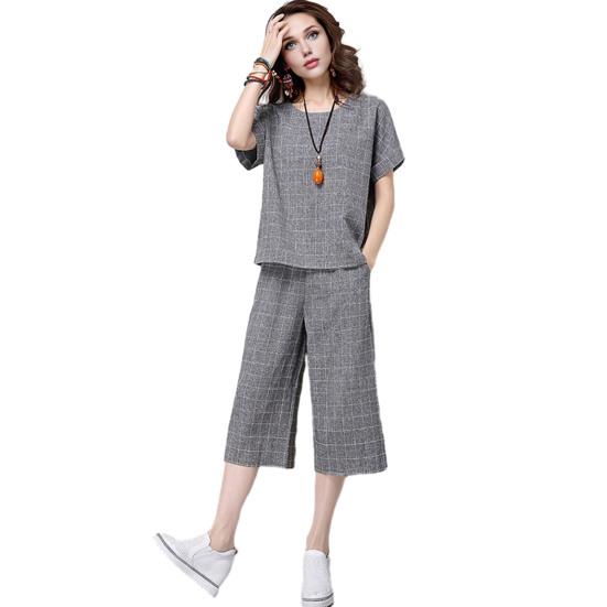 Dámský kostkovaný dvoudílný outfit, ležérní top s krátkým rukávem a kulatým výstřihem, sada zkrácených kalhot s kapsami, letní volná souprava na doma