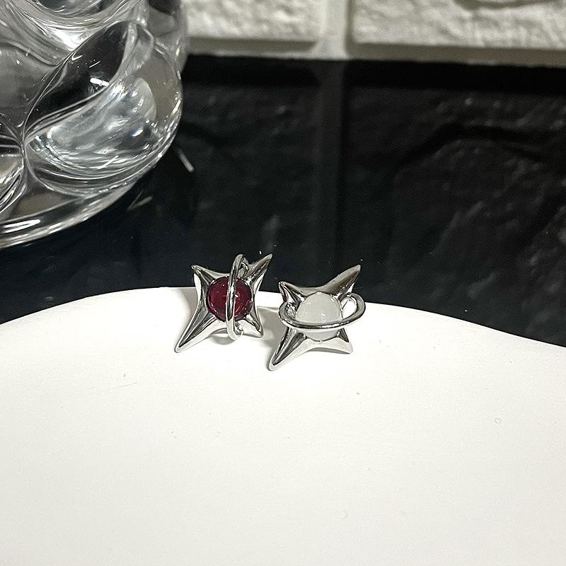 

Niche Design Three-Dimensional Star Earrings French Star Moon Stone Cold Wind Spice Girl Personalized Simple Stud Earrings