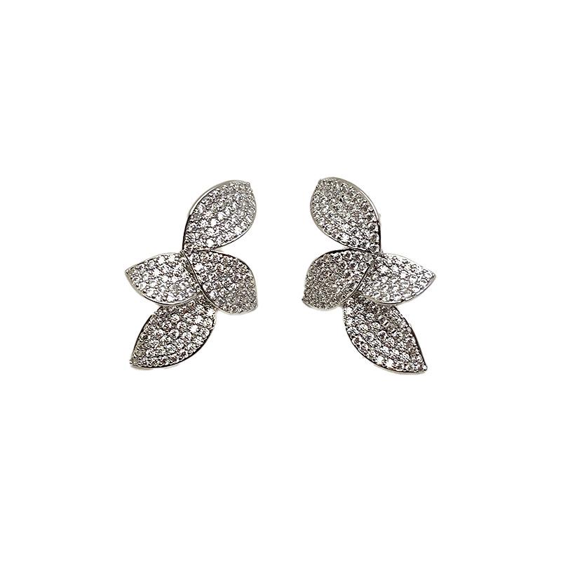 "Korean Micro-Diamond Leaf Earrings: Luxurious, Trendy, Niche Design (2023)"