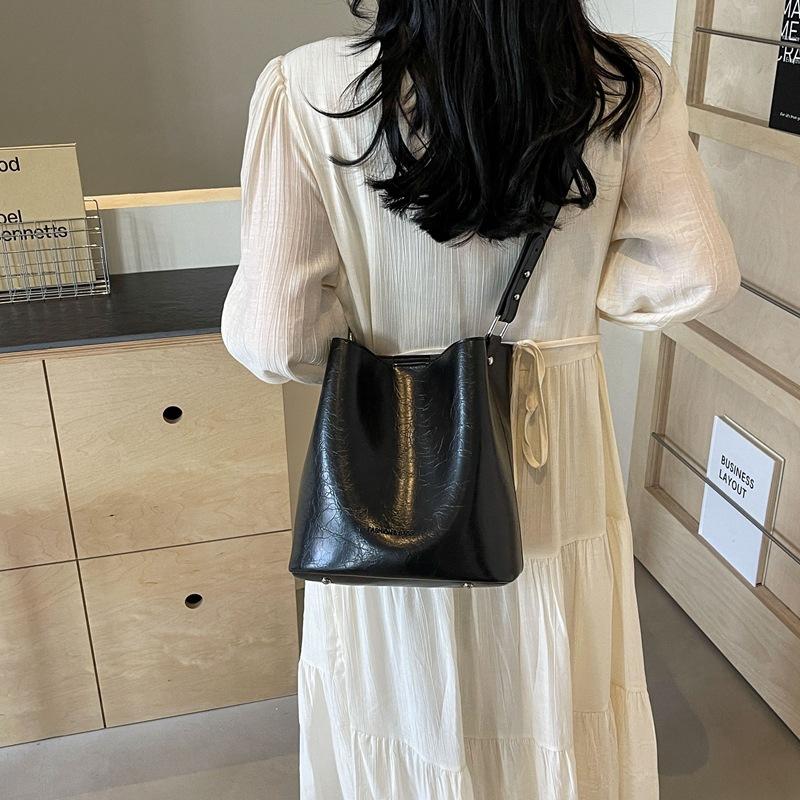 Sac de grande capacité pour femmes printemps et été nouvelle mode sac fourre-tout rétro de banlieue sac à bandoulière sous l'aisselle