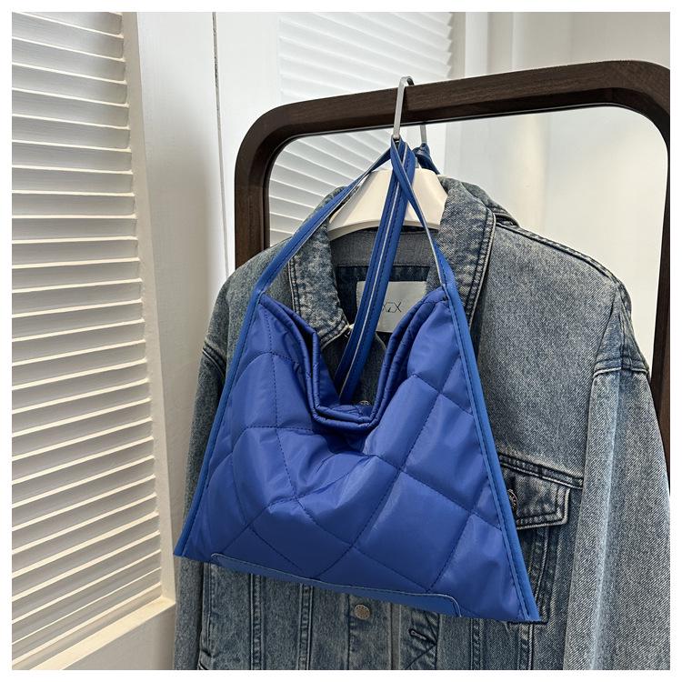 

2023 Корейский стиль Большая вместимость Ромбовидный узор Сумка-тоут на плечо и подмышку с вышивкой Модная нить синий