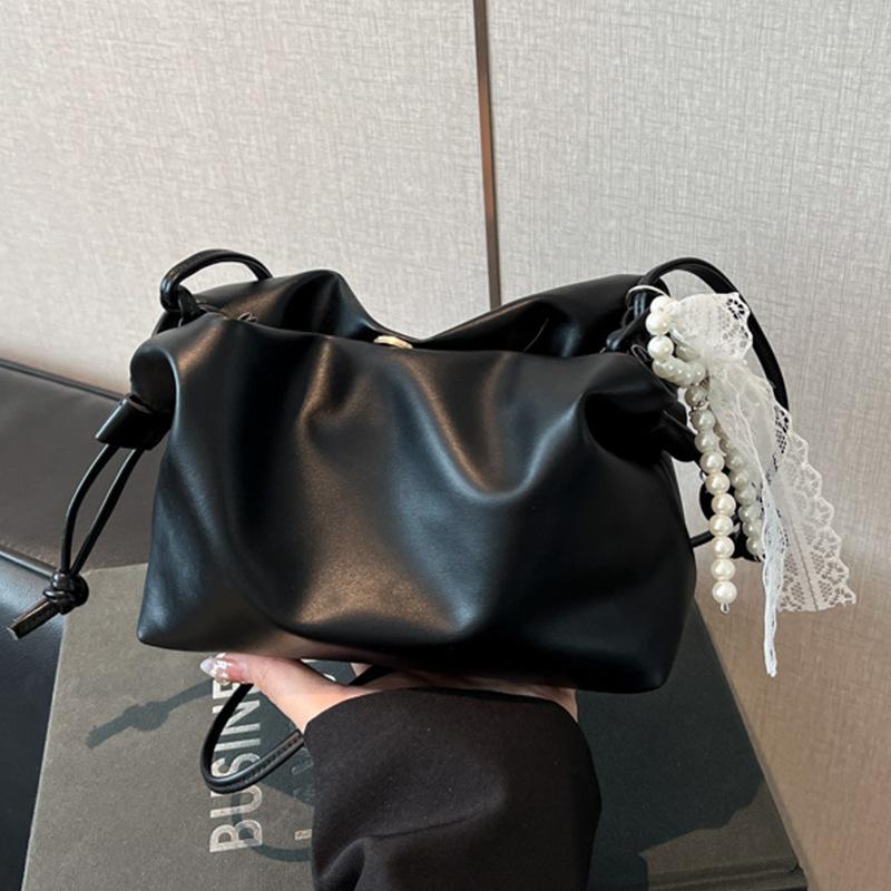 Super Fire Niche Milk Yellow Bag Women's 2025 New Trendy and Popular Versatile Messenger Bag Fashion Temperament Pleated Bucket Bag