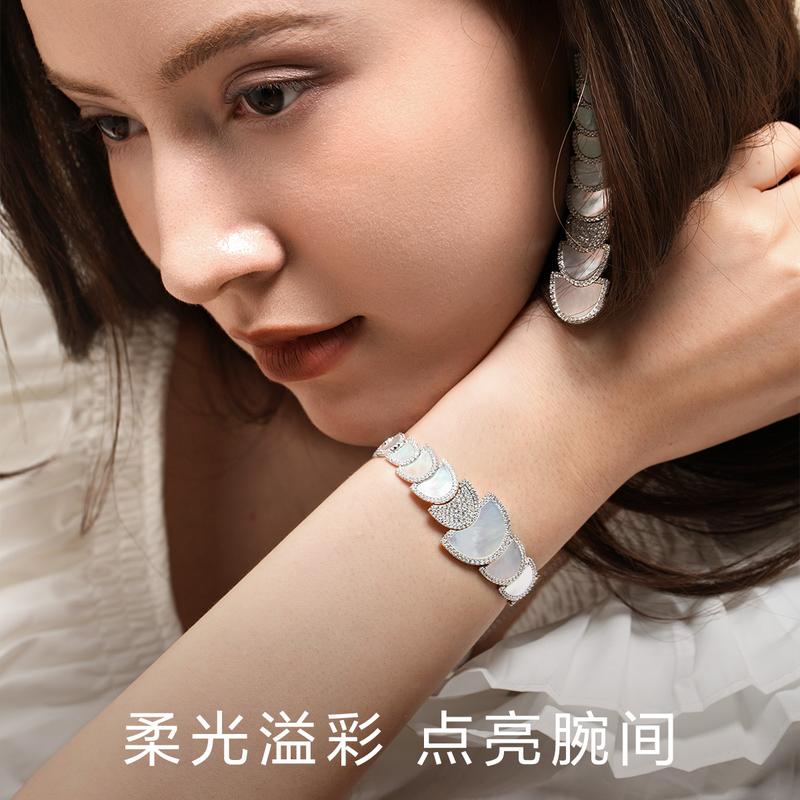 APM Monaco Bracelet [Romantic Confession] Personalized half-moon adjustable mother-of-pearl exquisite design, fashionable, versatile, light AB4997M