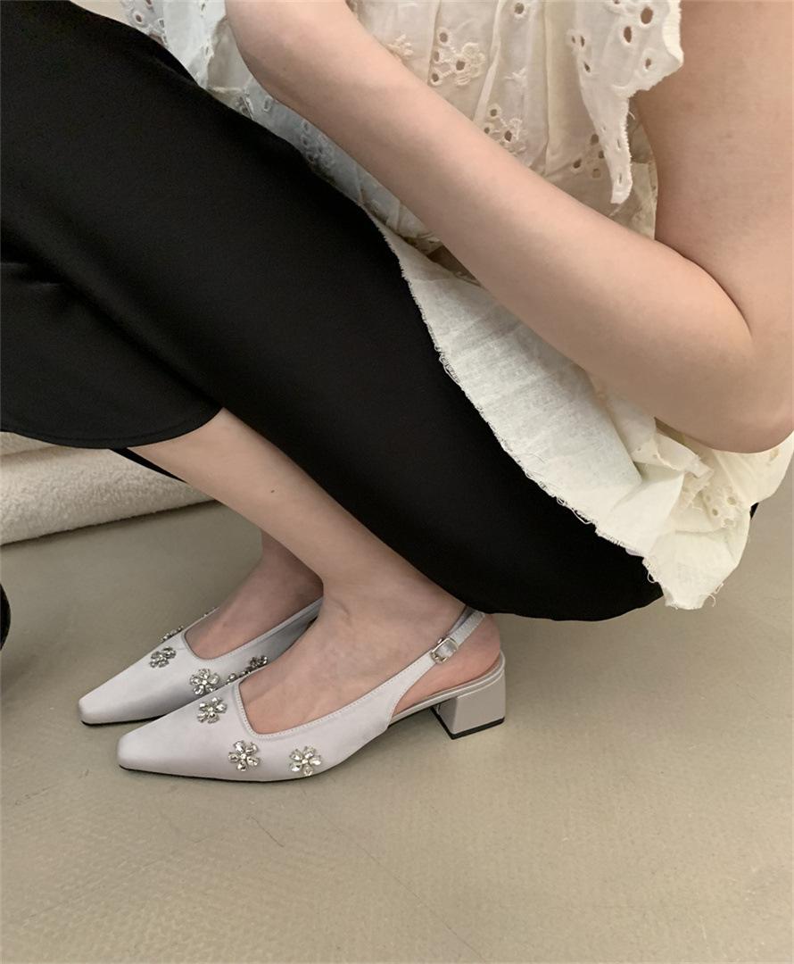

Spot version~ French rhinestone flower one-word bag head shoes women s gentle one-pedal thick heel patent leather square head sandals 39 серебряный
