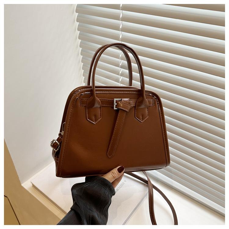 

Foreign order retro trend small square bag women s 2025 new large-capacity high-end fashion shoulder bag versatile messenger bag світло-коричневого кольору