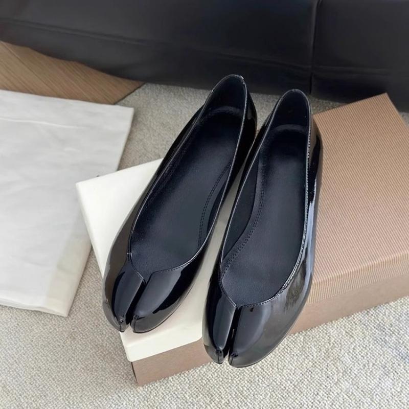 Fashion Loafers Tabi Single Flats Patent Leather Mary Jane Wedges Shoes Women Sneakers Shallow Mouth Split Toe Ballet Trainers Summer