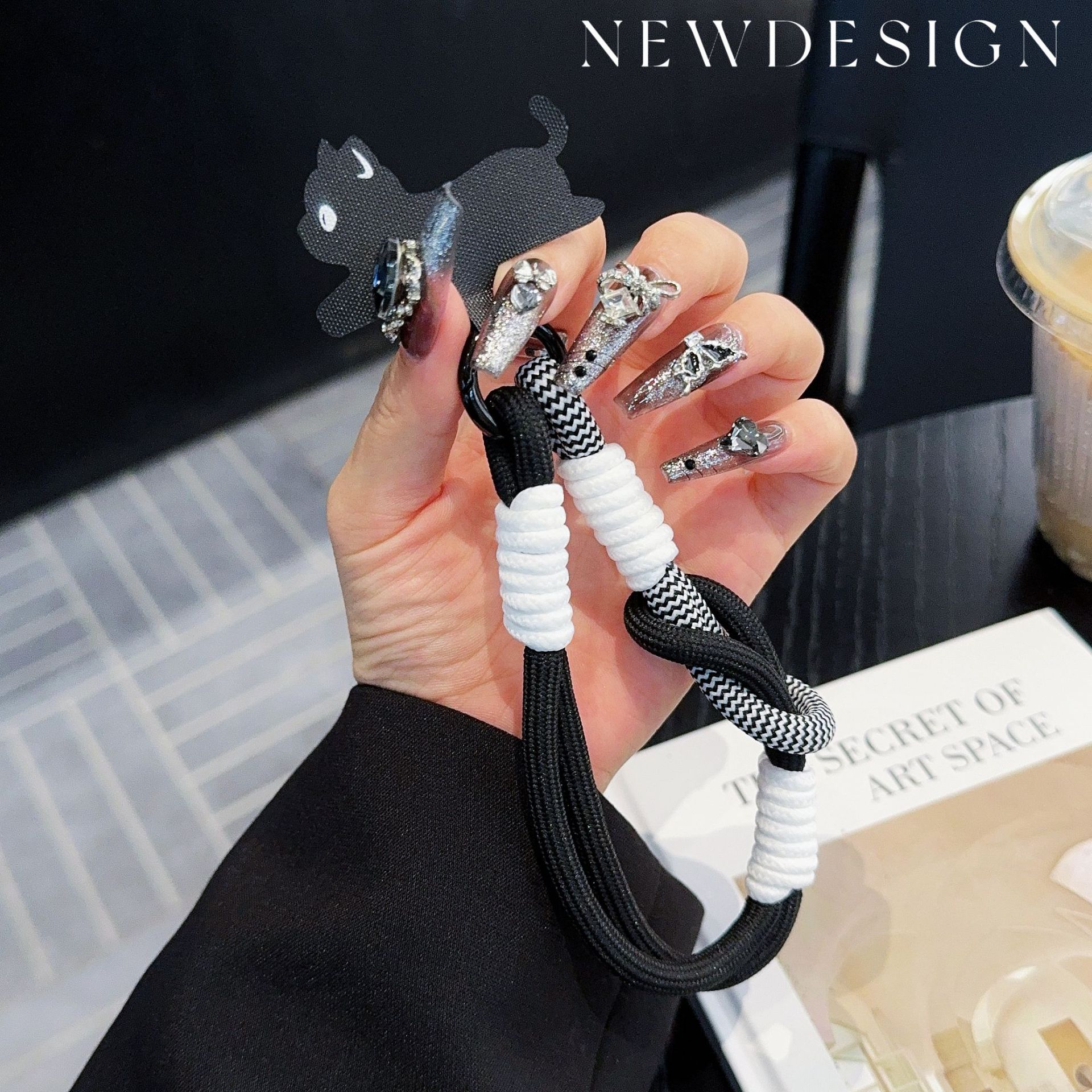 

Простой и забавный кошачий шнурок для подвешивания карточки, подходящий для мобильного телефона iPhone 16, короткий уличный ручной шнурок для подвешивания для мужчин и женщин 15.5cm