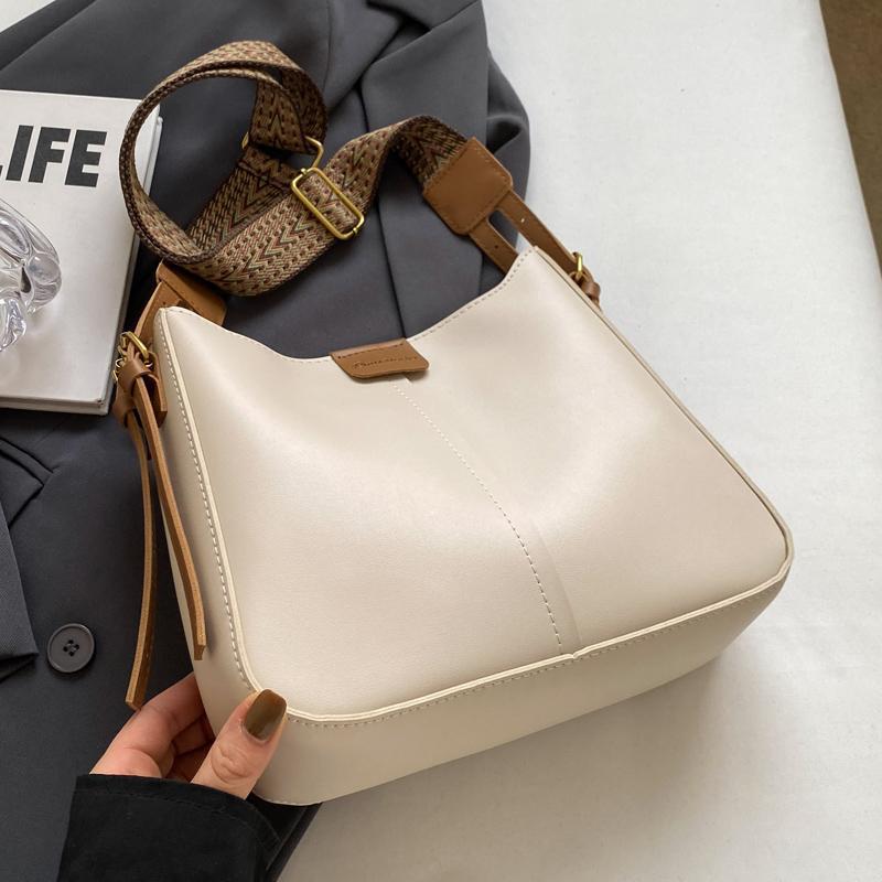 Textured retro bag women s new popular wide shoulder strap messenger bag fashion explosion commuter bucket shoulder bag