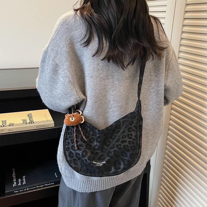 This year's popular niche bag 2025 new women's bag fashion super fire messenger bag versatile ins dumpling bag