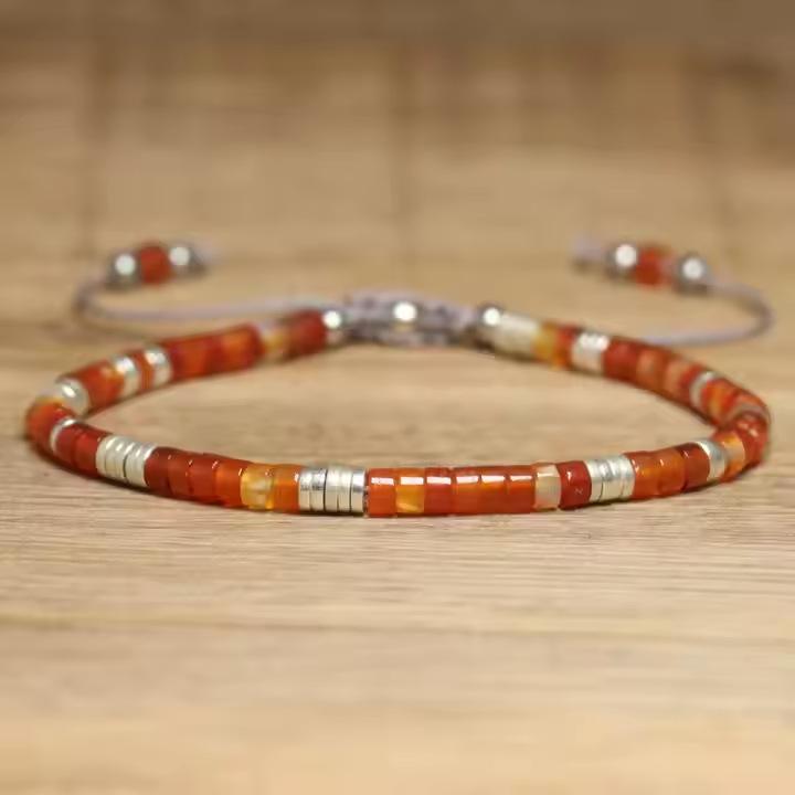 

Браслет из розового кварца и красной сосны с плетеным шнуром и разделительной бусиной - Регулируемый шнур Женский подарок