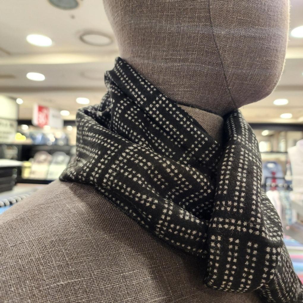 High-quality, Soft-touch, Easy-care Rayon Modified Herringbone Point Double-sided Muffler