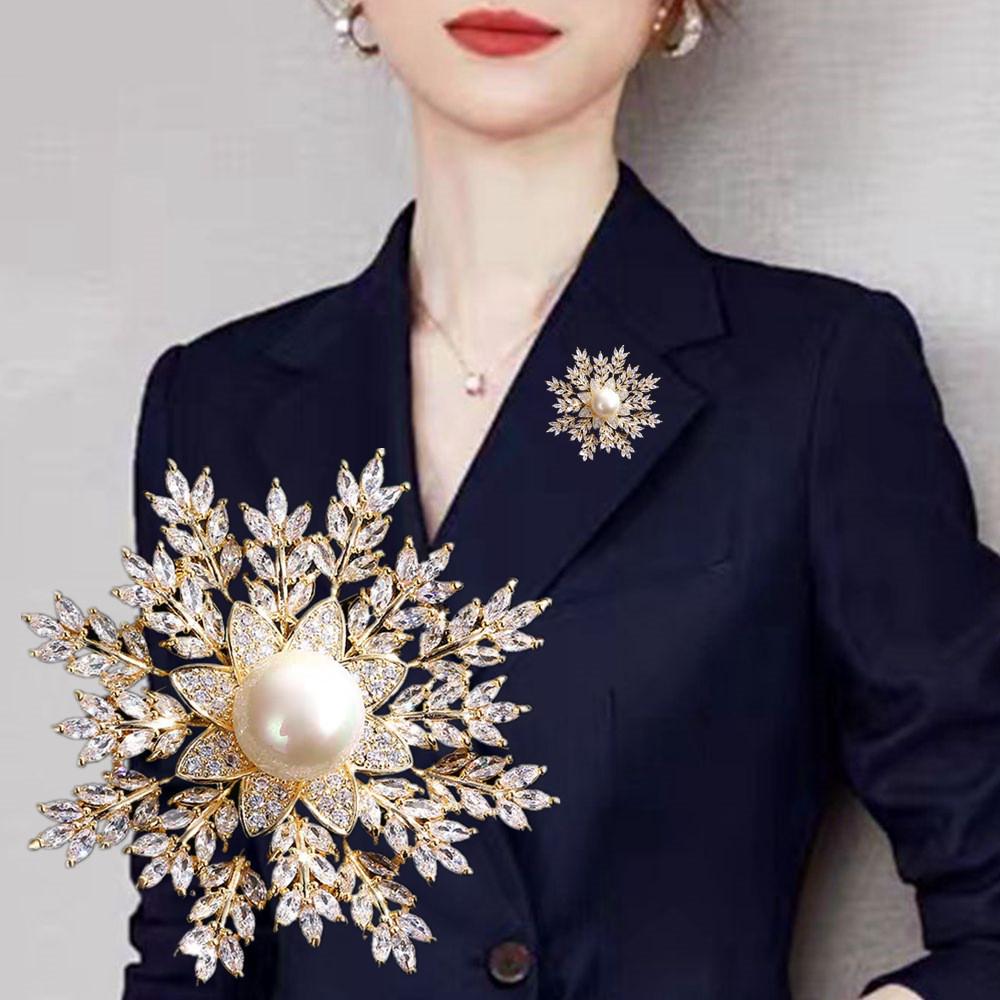 

Женская брошь-снежинка с разноцветной циркониевой инкрустацией - Универсальный дизайн для воротника и пальто