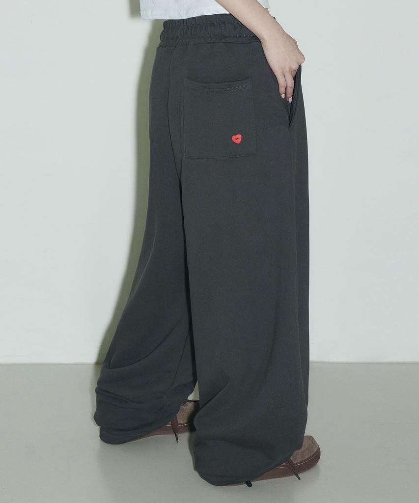 Seulliggeullou Logo Pintuck Wide Curved Sweatpants [Charcoal]