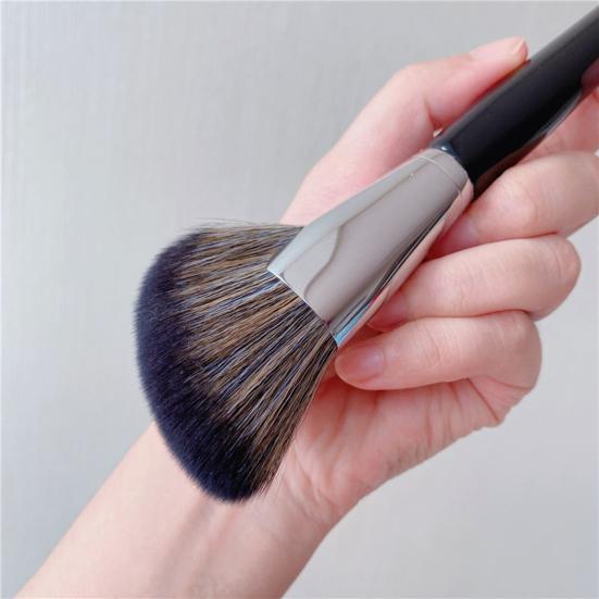 Yousheng 1Pc Sculpting Brush Professional Soft Synthetic Hair Angled Face Contour Brush Highlight Bronzer Sculpting Brushes for Women